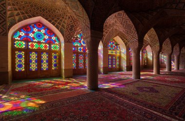 Nasirolmolk Camii Shiraz renkli vitray pencereler ile