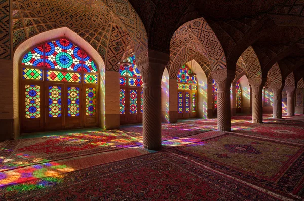 Nasirolmolk Moschee mit bunten Glasfenstern in shiraz — Stockfoto