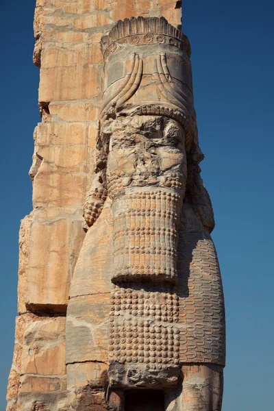 Lamassu střežení vchodu brány všech národů v troskách Persepolis v Íránu — Stock fotografie