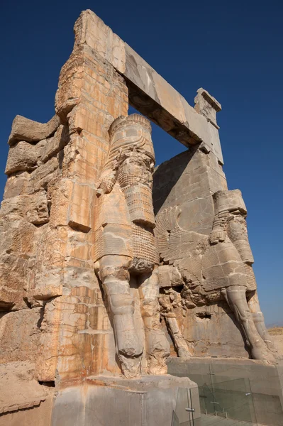 Estatuas gigantes de Lamassu protegen la puerta de entrada de todas las naciones en Persépolis Fotos de stock libres de derechos