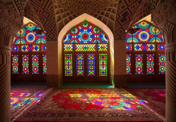 Interior de la mezquita de Nasirolmolk en Shiraz con coloridas vidrieras —  Fotos de Stock