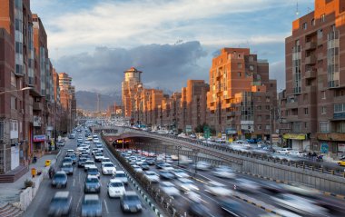 Tehran Cityscape güneşli Navvab binalar ve Tohid tünel üzerinden geçen arabalar