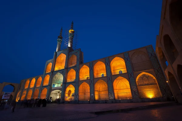 Mezquita iluminada Amir Chakhmaq de Yazd contra el cielo azul oscuro —  Fotos de Stock