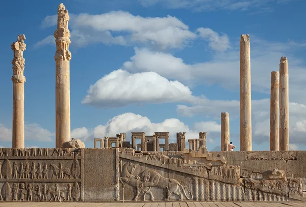 Руины Персеполиса Объект Всемирного наследия ЮНЕСКО против облачного голубого неба в городе Шираз Ирана — стоковое фото