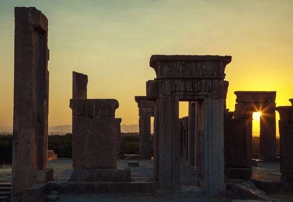 Pôr-do-sol a brilhar através de um arco no Palácio Tachara de Takht Jamshid ou Persépolis — Fotografia de Stock