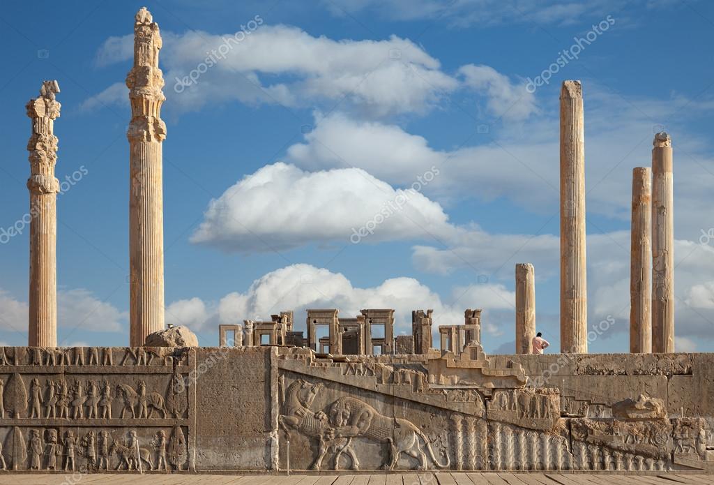 Ruinen von Persepolis UnescoWeltkulturerbe vor wolkenlosem blauem