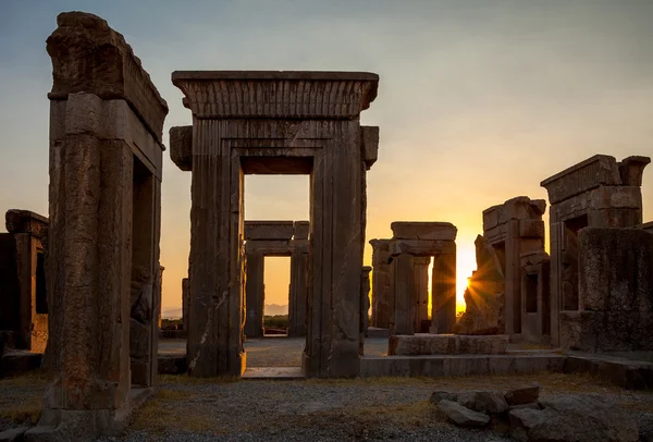 Orangefarbener Sonnenuntergang am Palast des Darius aus dem ämenidischen Reich in der Persepolis von Shiraz — Stockfoto