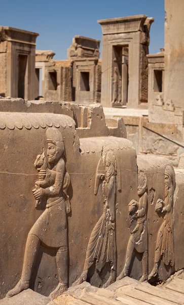Erleichterung der Diener, die Geschenke in den Palast des Darius in Persepolis bringen — Stockfoto