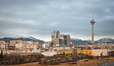 Tehran manzarası ve sonbaharda bulutlu gökyüzü karşı Milad Kulesi