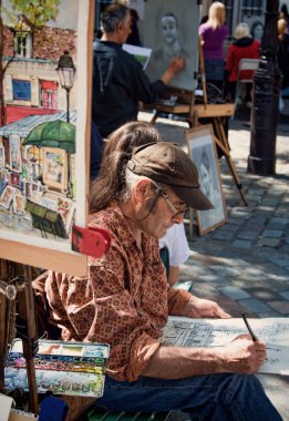 Paris Montmartre Place du Tertre içinde işte yerel sanatçı