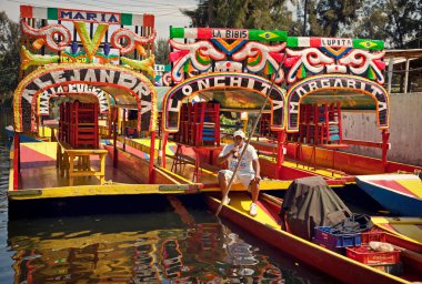 Yerel tekne sürücü alarak geri kalanı onun gondol Xochimilco Meksika üzerinde