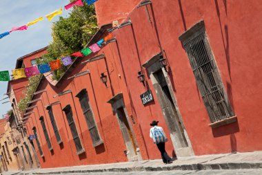 Meksika adam Zocalo Street San Miguel De Allende, renkli binalar tarafından geçen