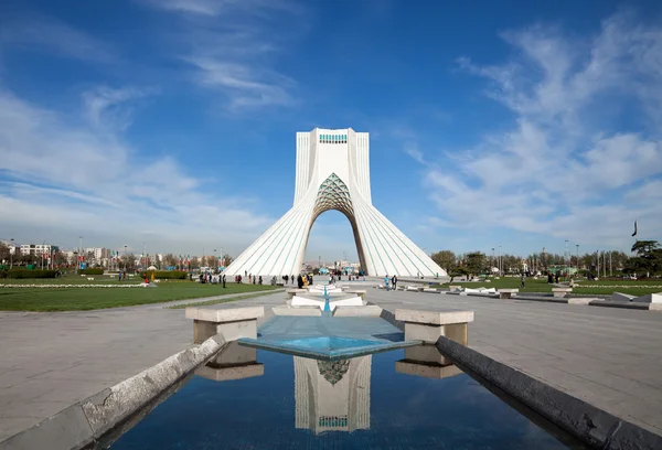 Monumento Azadi e sua reflexão sobre a água contra o céu azul em Teerã — Fotografia de Stock