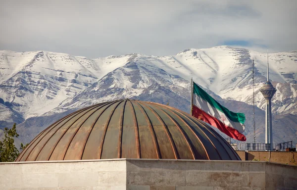 Elbruz dağlarını Iran bayrağı ve Milad Kulesi önünde kar kaplı — Stok fotoğraf