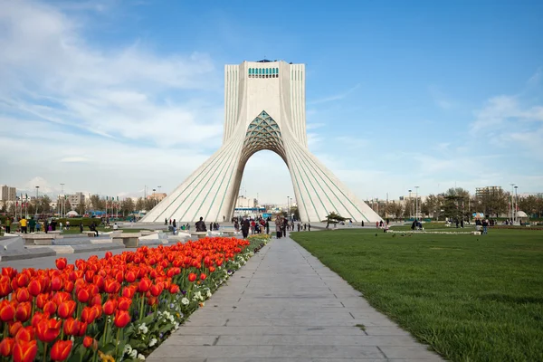 Spring in Tehran with Red Tulips in Front of Azadi Monument — Stock Photo, Image