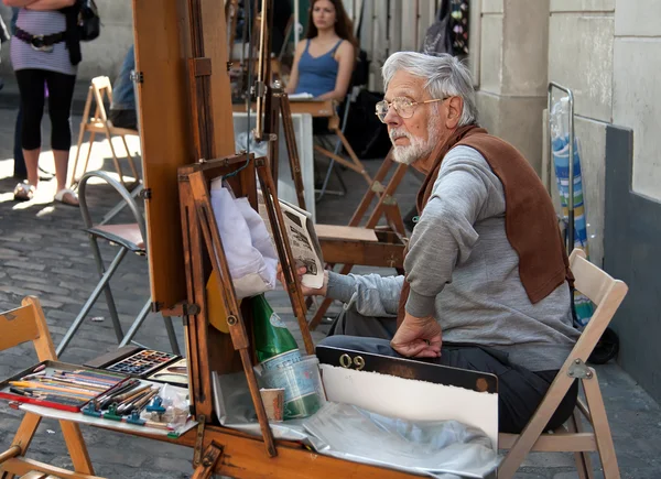 Ressam ve Place du Tertre Paris Montmartre, onun şövale