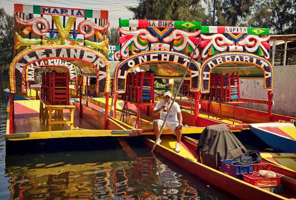 Motorista de barco local descansando em sua gôndola em Xochimilco do México — Fotografia de Stock