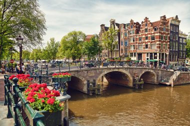 Prinsengracht ve Brouwersgracht kanallar arasında kesişme noktalarında Amsterdam evleri