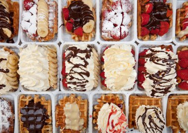 Sokak waffle dekore ile çilek çikolata ve krema Brüksel, Belçika
