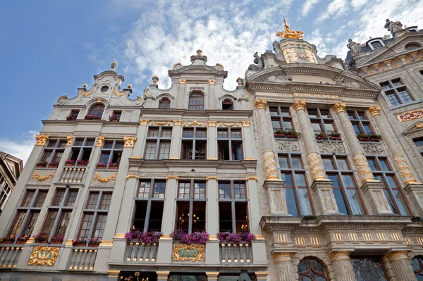 Edificios históricos de Grand Place en Bruselas contra el cielo azul nublado — Foto de Stock