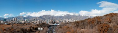 Tehran manzarası Elbruz dağlarını aşmam gerekti ve Binalar çevreleyen ormanlar ile Panoraması