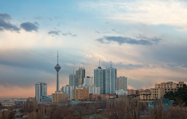 Milad Kulesi manzarası Tahran yüksek artış binada arasında
