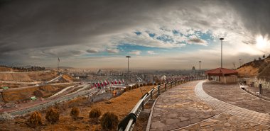 Tehran Panorama Nahjolbalagheh Parkı güneşli bir bulutlu