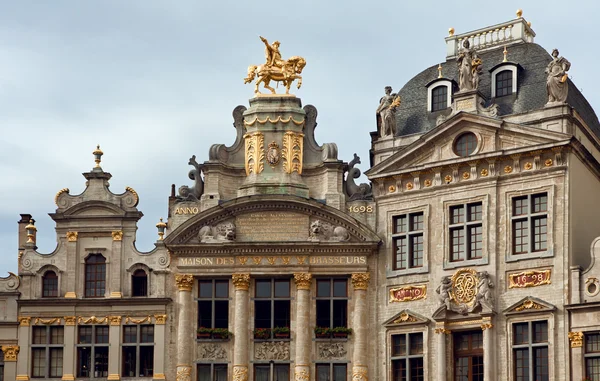 Maison Des Brasseurs och Anno byggnader i Bryssels Grand Place — Stockfoto