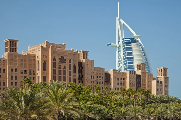 Burj Al 阿拉伯背后阿拉伯语建筑物和棕榈树的迪拜朱美拉酒店 — 图库照片