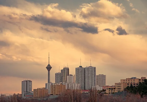 Skyline de Teherán al atardecer con tono naranja cálido —  Fotos de Stock