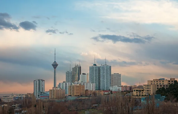 Milad toren onder hoge opkomst gebouw in de Skyline van Teheran — Stockfoto