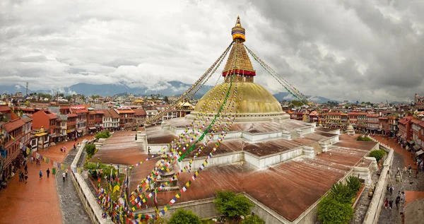 Boudhanath Stupa ve Katmandu Nepal yukarıdan bulutlu gökyüzü karşı bitişik binalarda