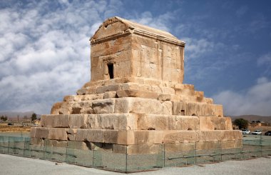 Cyrus Pasargad beyaz bulutlar ile mavi gökyüzü karşı büyük Türbesi