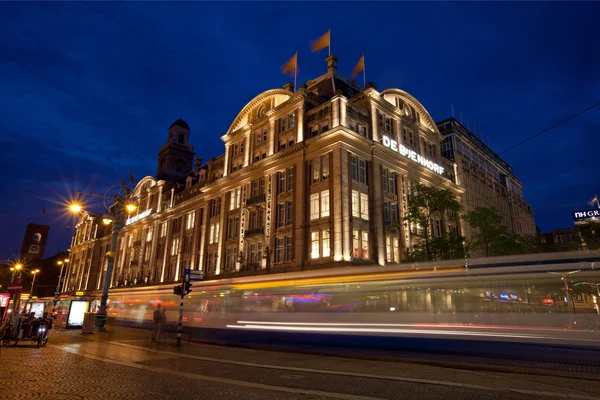 De Bijenkorf en la plaza Dam de Ámsterdam — Foto de Stock