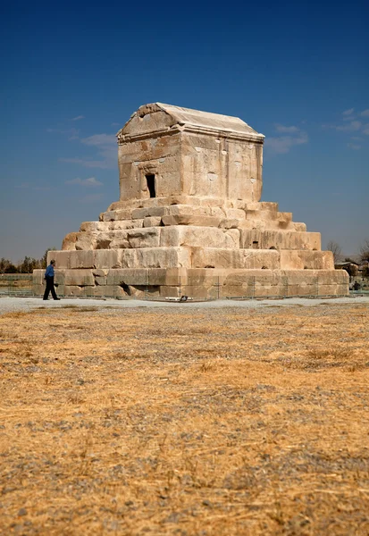 หลุมฝังศพของไซรัสใน Pasargadae ของอิหร่านกับฟ้าสีฟ้า — ภาพถ่ายสต็อก