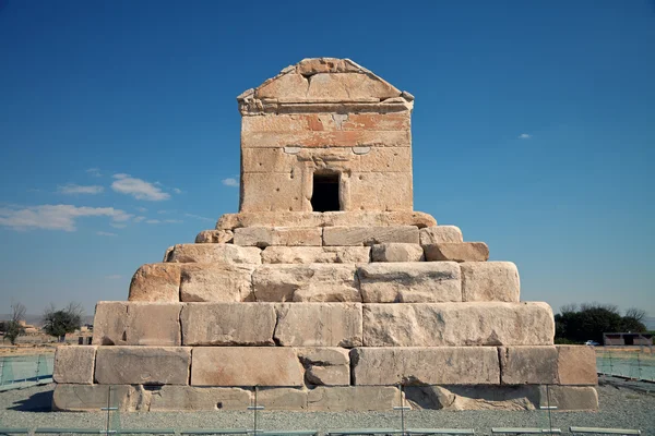 Begrafenis graf van Cyrus de grote tegen blauwe hemel in Pasargad — Stockfoto