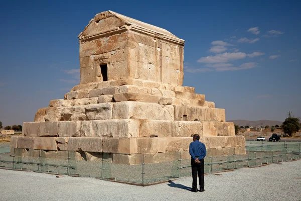 Ein Mann, der neben Cyrus-Grab in Pasargad von iran steht — Stockfoto