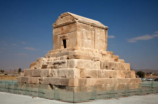 Cyrus-Grab gegen blauen Himmel in Pasargad von Shiraz — Stockfoto