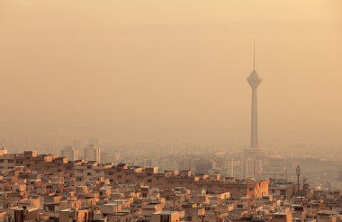 Gün batımı manzarası hava ışığını Tehran kirli