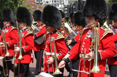 Londra'da Kraliçe'nin muhafızları yürüyen