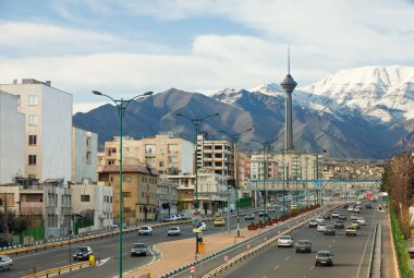 Tahran ile Milad Kulesi ve Elbruz dağlarını sokak görünümü