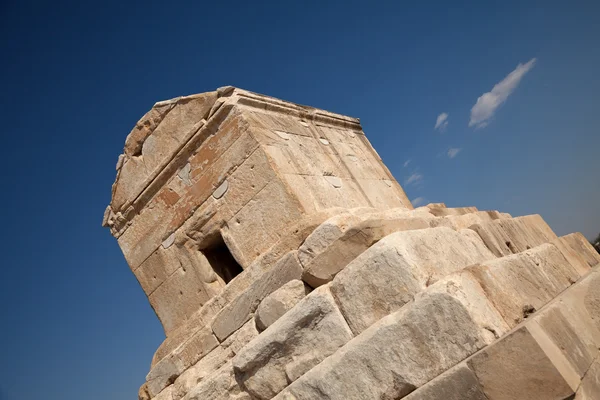 Гробница Кира в Пасаргаде против голубого неба — стоковое фото