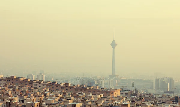 Bâtiments résidentiels devant la tour Milad à Skyline de Téhéran — Photo