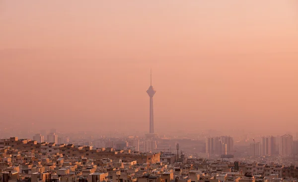 Milad Tower en el horizonte de Teherán al atardecer rosa — Foto de Stock