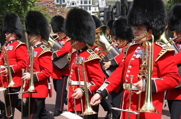Londra'da Kraliçe'nin muhafızları yürüyen