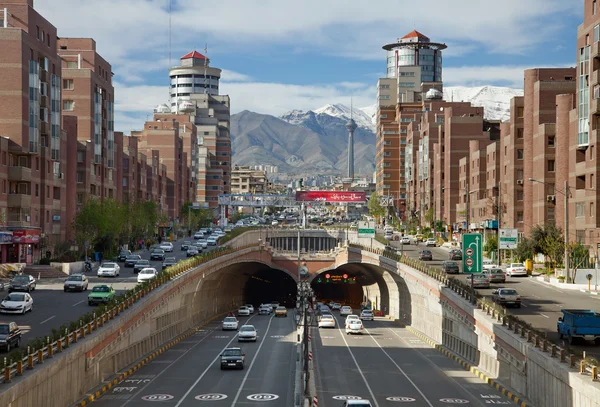 Coches que pasan a través del túnel de Navvab de Teherán con la Torre Milad en el fondo —  Fotos de Stock