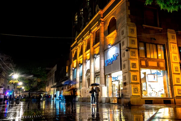 BELGRADA, SERBIA - 25 DE SEPTIEMBRE: Noche lluviosa en Knez Mihailova S — Foto de Stock