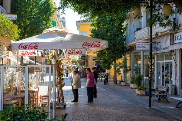 NICOSIA, CHIPRE - DEZEMBRO 3: Pessoas desfrutando de um verão em cafés — Fotografia de Stock