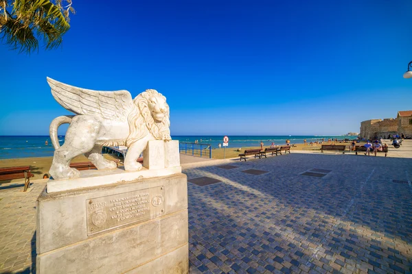 LARNACA, CYPRUS - AGOSTO 16: Estátua de leão alado em Foinikoudes p — Fotografia de Stock
