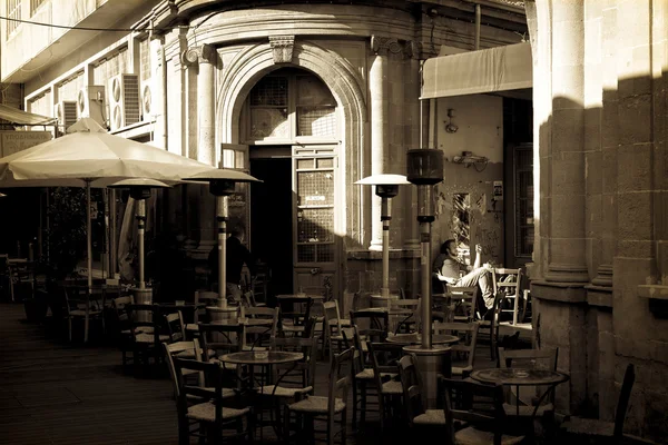 Nikosia, Zypern - 3. Dezember: Menschen genießen einen Sommer in Cafés — Stockfoto